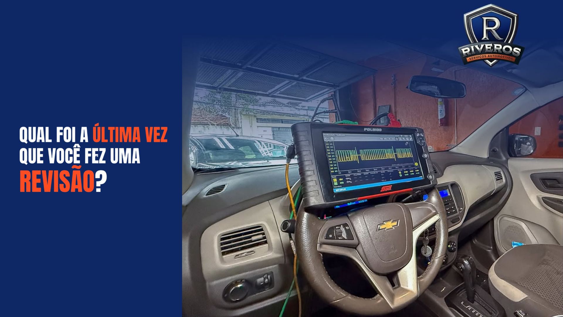 Painel de um carro Chevrolet com scanner automotivo Polibob conectado ao volante, exibindo gráficos de diagnóstico em tempo real. Ao fundo, ambiente de oficina mecânica com iluminação natural. Na parte superior da imagem, texto em destaque: “Qual foi a última vez que você fez uma revisão?”, junto ao logotipo da Riveros Serviços Automotivos