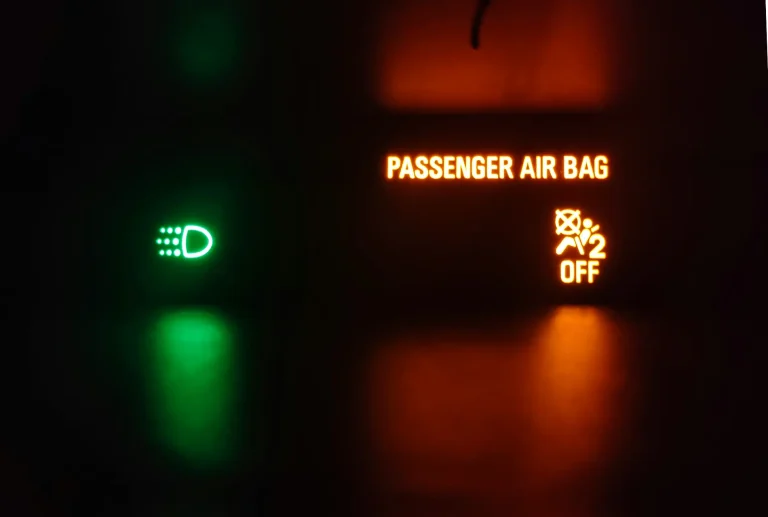 Aviso de airbag do passageiro inativo e farol acesso.
