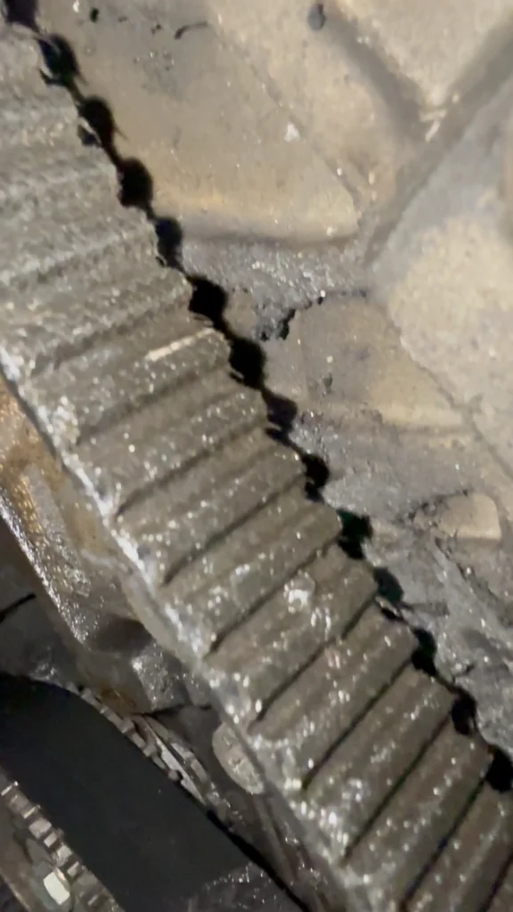 Detalhe do desgaste severo e esfarelamento da correia dentada do Jeep Compass Diesel antes da quebra. Diagnóstico de falha no sistema de sincronismo do motor.