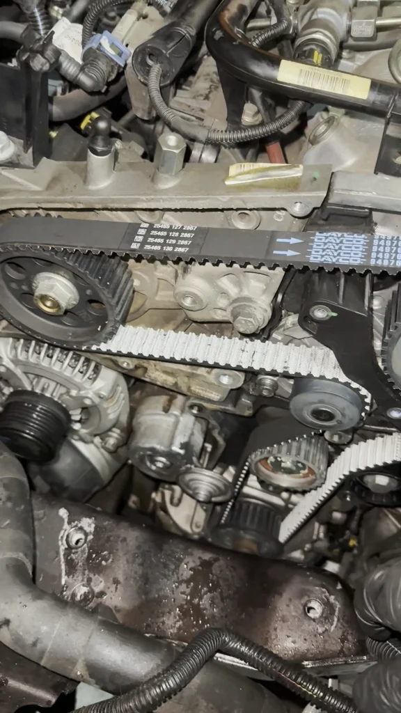 Serviço concluído de troca da correia dentada e tensores do Jeep Compass Diesel utilizando kit original Dayco. Manutenção especializada em motores a diesel.